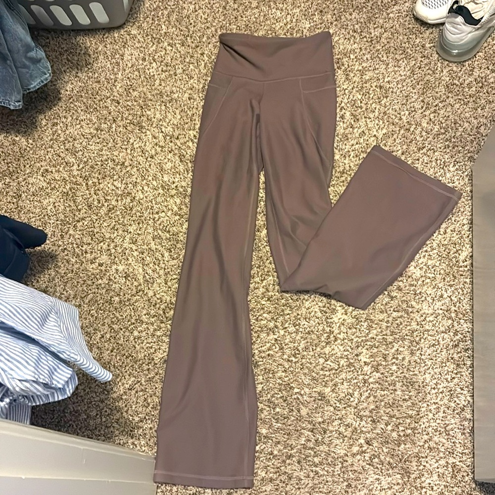 Old navy active wear flare leggings with pockets